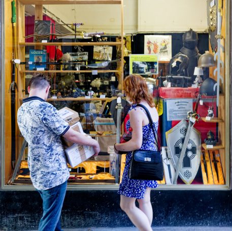 A Couple Looking at Helmets and Armor, Cutting and Stabbing Weapons (Ein Paar betrachtet Helme und Rüstungen, Hieb- und Stichwaffen)